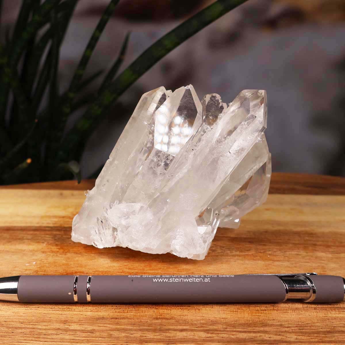 Bergkristall Stufe 1A Qualität, 8x8x5 cm - Klarheit und Fokus - UNIKAT Nr. 14 mit Stift als Größenvergleich