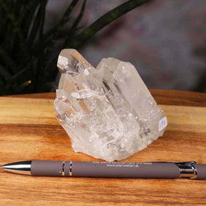 Bergkristall Stufe 1A Qualität, 8x8x5 cm - Klarheit und Fokus - UNIKAT Nr. 14 mit natürlicher Struktur auf Holztisch
