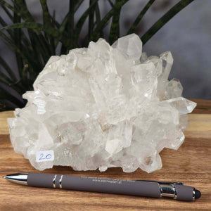 Bergkristall Stufe 1A Qualität, 9x15x13 cm - UNIKAT Nr. 20 Roh und klar auf Holz mit Stift zur Größendarstellung