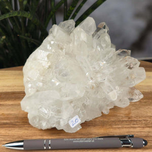 Bergkristall Stufe 1A Qualität, 9x15x13 cm - Klarheit und Fokus - UNIKAT Nr. 20 bewundern, brasilianischer Naturkristall auf Holzuntergrund.