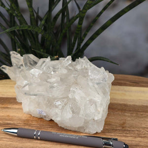 Bergkristall Stufe 1A Qualität, 8x17x10 cm - Klarheit und Fokus - UNIKAT Nr. 22 auf Holztisch mit Kugelschreiber, Naturmagie