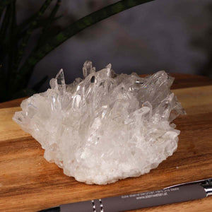 Bergkristall Stufe 1A Qualität, 6x13x10 cm - Klarheit und Fokus - UNIKAT Nr. 24, natürliche Kristallformation auf Holztisch aus Brasilien