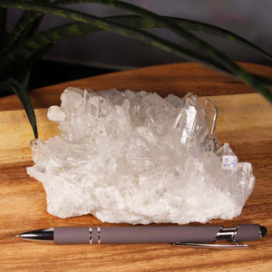 Bergkristall Stufe 1A Qualität, 6x13x10 cm - Klarheit und Fokus - UNIKAT Nr. 24, naturbelassen auf Holztisch mit Stift