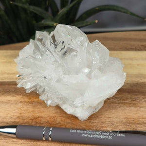Bergkristall Stufe 1A Qualität, 7x11x8 cm - Klarheit und Fokus - UNIKAT Nr. 25, rohe brasilianische Kristallstufe auf Holztisch