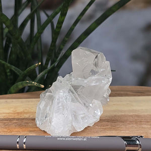 Bergkristall Stufe 1A Qualität, 7x10x8 cm - Klarheit und Fokus - UNIKAT Nr. 26, roher Bergkristall auf Holzunterlage, Naturmagie aus Brasilien