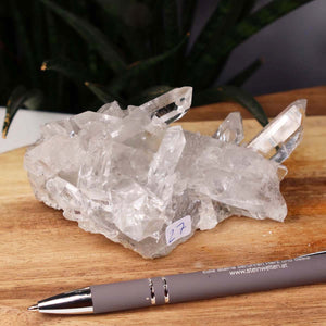 Bergkristall Stufe 1A Qualität, 5x11x8 cm - Klarheit und Fokus - UNIKAT Nr. 27, Rohkristall aus Brasilien auf Holzdisplay