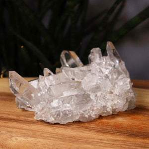 Bergkristall Stufe 1A Qualität, 5x11x8 cm - Klarheit und Fokus - UNIKAT Nr. 27, roher brasilianischer Kristall auf Holztisch