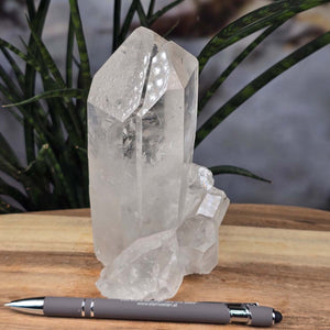 Bergkristall Stufe 1A Qualität, 15x18x9 cm - Klarheit und Fokus - UNIKAT Nr. 28. Raw, clear crystal against natural background with pen for scale.