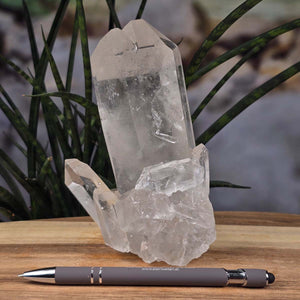 Bergkristall Stufe 1A Qualität, 15x18x9 cm - Klarheit und Fokus - UNIKAT Nr. 28, Naturkristall mit klaren Spitzen und Wachstumsstrukturen.