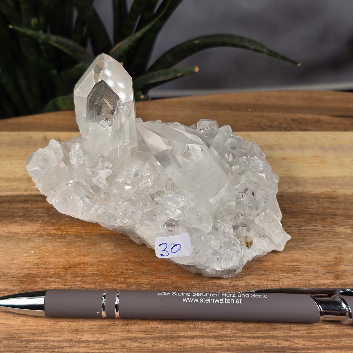 Bergkristall Stufe 1A Qualität, 6x10x7 cm - Klarheit und Fokus - UNIKAT Nr. 30, roher klarer Quarz aus Brasilien auf Holzunterlage