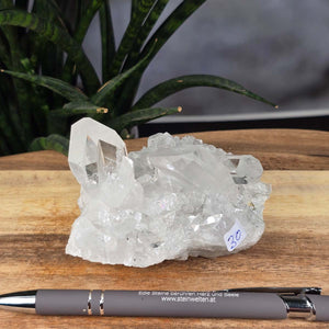 Bergkristall Stufe 1A Qualität, 6x10x7 cm - Klarheit und Fokus - UNIKAT Nr. 30 auf Holzoberfläche, Brasilianischer Naturkristall