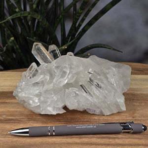 Bergkristall Stufe 1A Qualität, 6x14x10 cm - Klarheit und Fokus - UNIKAT Nr. 31 auf Holztisch, Naturkristall mit Stift im Hintergrund
