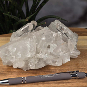 Bergkristall Stufe 1A Qualität, 6x14x10 cm - Klarheit und Fokus - UNIKAT Nr. 31 auf Holzunterlage