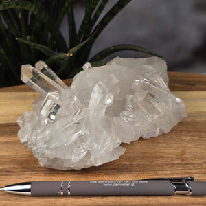 Bergkristall Stufe 1A Qualität, 6x14x10 cm - Klarheit und Fokus - UNIKAT Nr. 31, naturbelassene Kristallstufe auf Holztisch zur Schau gestellt