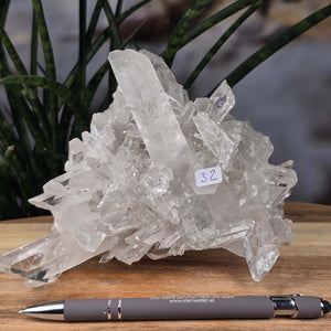 Bergkristall Stufe 1A Qualität, 11x16x7 cm - Klarheit und Fokus - UNIKAT Nr. 32, naturbelassene Kristallformation aus Brasilien