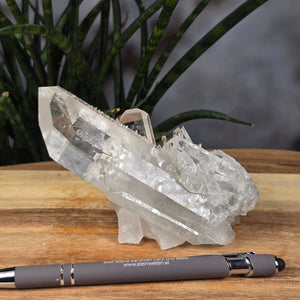 Bergkristall Stufe 1A Qualität, 12x6x5 cm - Klarheit und Fokus - UNIKAT Nr. 33 vor natürlichem Hintergrund