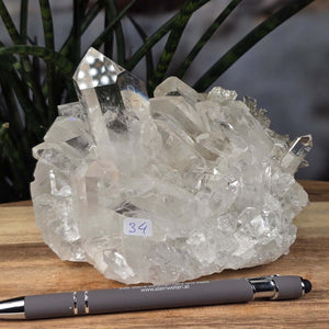 Bergkristall Stufe 1A Qualität, 10x14x9 cm - Klarheit und Fokus - UNIKAT Nr. 34, brasilianischer Rohkristall auf Holzdisplay.