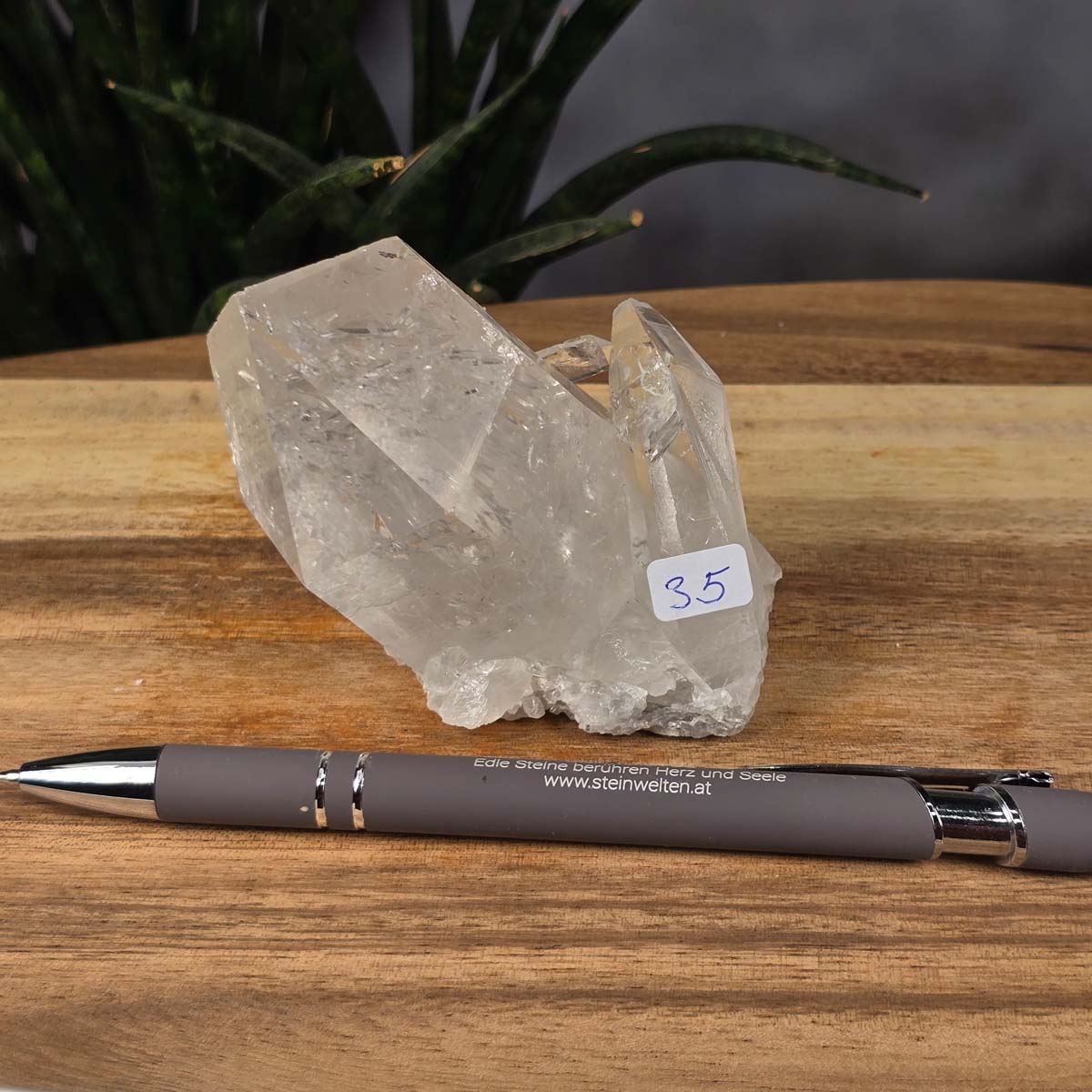 Bergkristall Stufe 1A Qualität, 7x8x5 cm - Klarheit und Fokus - UNIKAT Nr. 35 aus Brasilien, roher Kristall mit klaren Spitzen auf Holztisch mit Stift.