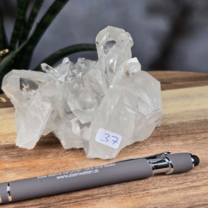 Bergkristall Stufe 1A Qualität, 7x8x9 cm - Klarheit und Fokus - UNIKAT Nr. 37 auf Holzuntergrund neben Stift