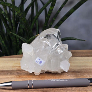 Bergkristall Stufe 1A Qualität, 7x10x6 cm - Klarheit und Fokus - UNIKAT Nr. 38, roher Kristall aus Brasilien auf Holzuntergrund