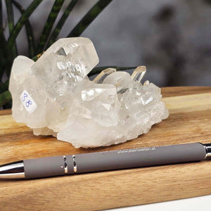 Bergkristall Stufe 1A Qualität, 7x10x6 cm - Klarheit und Fokus - UNIKAT Nr. 38, roher Bergkristall auf Holzunterlage