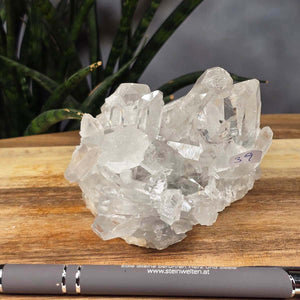 Bergkristall Stufe 1A Qualität, 6x10x8 cm - Klarheit und Fokus - UNIKAT Nr. 39, roh und naturbelassen auf Holztisch