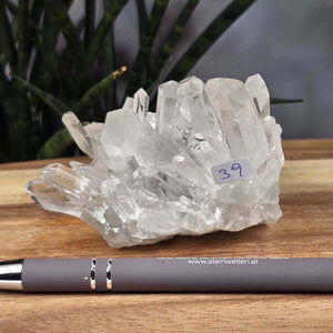 Bergkristall Stufe 1A Qualität, 6x10x8 cm - Klarheit und Fokus - UNIKAT Nr. 39 auf Holztisch neben grauem Stift
