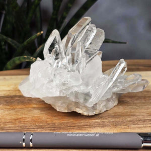 Bergkristall Stufe 1A Qualität, 6x10x8 cm - Klarheit und Fokus - UNIKAT Nr. 39 auf Holztisch