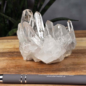 Bergkristall Stufe 1A Qualität, 6x10x8 cm - Klarheit und Fokus - UNIKAT Nr. 39 aus Brasilien, roher klarer Bergkristall auf Holz.