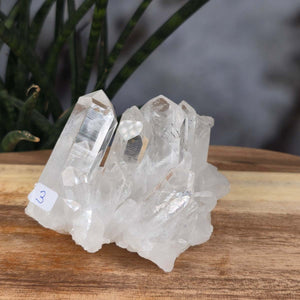 Bergkristall Stufe 1A Qualität, 6x11x7 cm - Klarheit und Fokus - UNIKAT Nr. 3, rohe klare Bergkristall-Stufe auf Holztisch