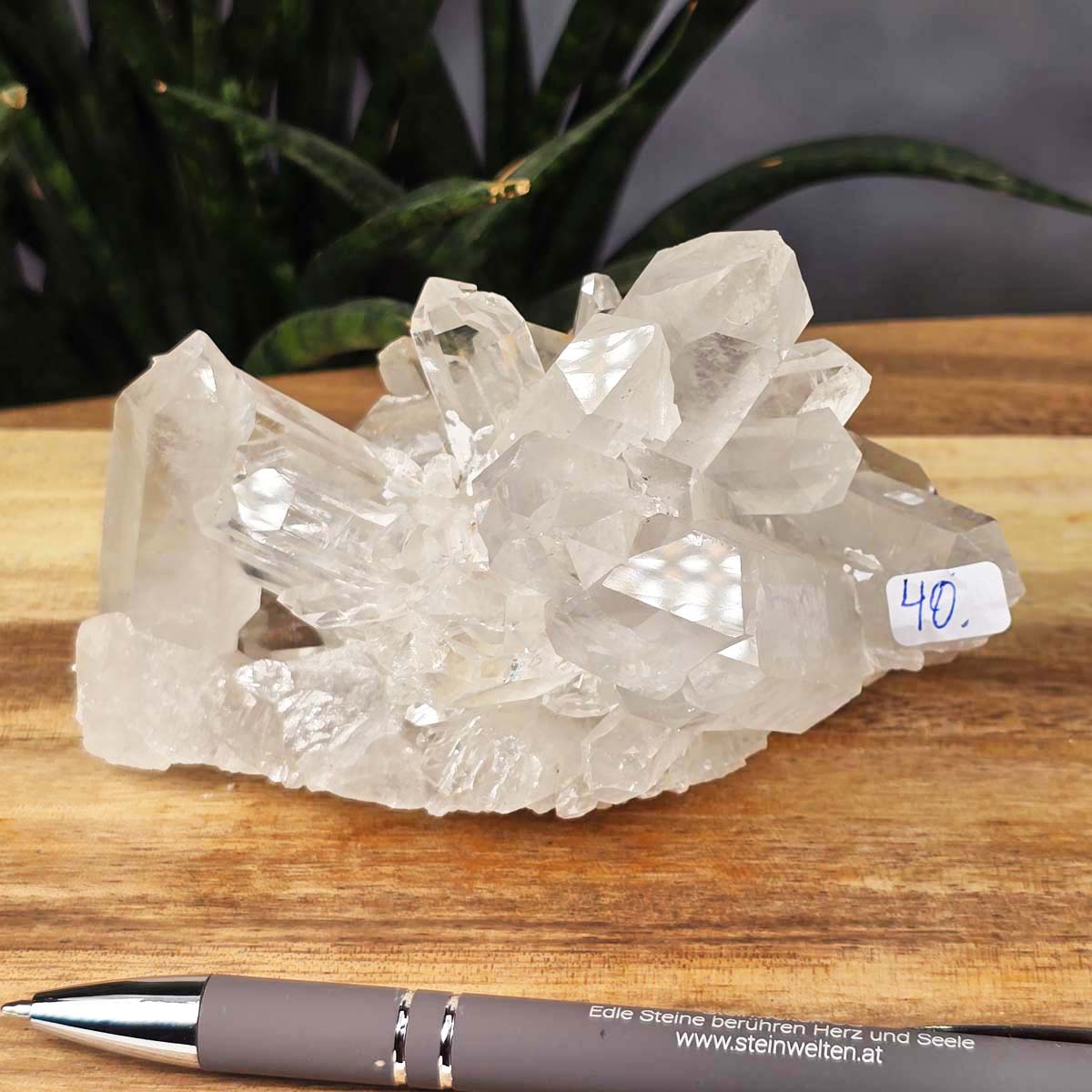 Bergkristall Stufe 1A Qualität, 7x11x9 cm - Klarheit und Fokus - UNIKAT Nr. 40, rohe Kristallformation aus Brasilien auf Holztisch