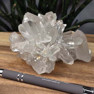 Bergkristall Stufe 1A Qualität, 7x11x9 cm - Klarheit und Fokus - UNIKAT Nr. 40 auf Holzuntergrund