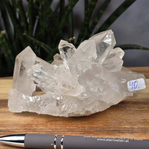 Bergkristall Stufe 1A Qualität, 7x11x9 cm - Klarheit und Fokus - UNIKAT Nr. 40, roh und klar mit natürlichen Wachstumsstrukturen.