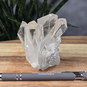 Bergkristall Stufe 1A Qualität, 9x6x5 cm - Klarheit und Fokus - UNIKAT Nr. 41 auf einem Tisch