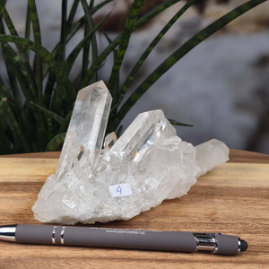 Bergkristall Stufe 1A Qualität, 7x15x8 cm - Klarheit und Fokus - UNIKAT Nr. 4, natürliche Kristallformation aus Brasilien auf Holzunterlage