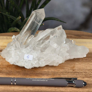 Bergkristall Stufe 1A Qualität, 7x15x8 cm - Klarheit und Fokus - UNIKAT Nr. 4 auf Holzuntergrund, Produktabbildung
