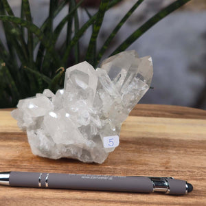 Bergkristall Stufe 1A Qualität, 9x11x8 cm - Klarheit und Fokus - UNIKAT Nr. 5, rohe kristalline Struktur auf Holz mit Stift zur Größenangabe