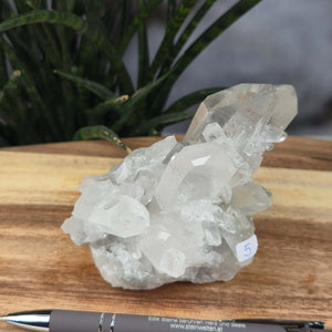 Bergkristall Stufe 1A Qualität, 9x11x8 cm - Klarheit und Fokus - UNIKAT Nr. 5 auf Holzfläche