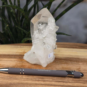 Bergkristall Stufe 1A Qualität, 10x7x6 cm - Klarheit und Fokus - UNIKAT Nr. 7 on display with natural crystal structure