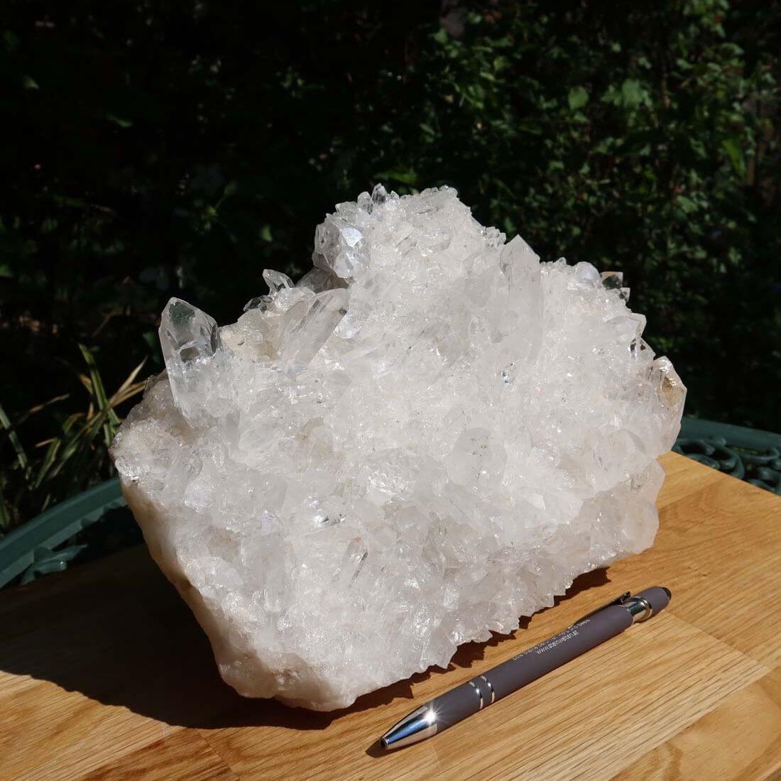 Bergkristall Stufe 1A Qualität 4,8kg - Klarheit und Fokus - UNIKAT Nr. 15 in modernem Wohnzimmer auf heller Holzoberfläche