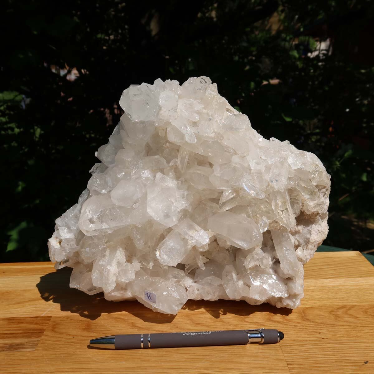 Roh Bergkristall Stufe mit klaren Spitzen, 4.8kg - Unikat aus Brasilien auf Holzunterlage, für Klarheit und Fokus.