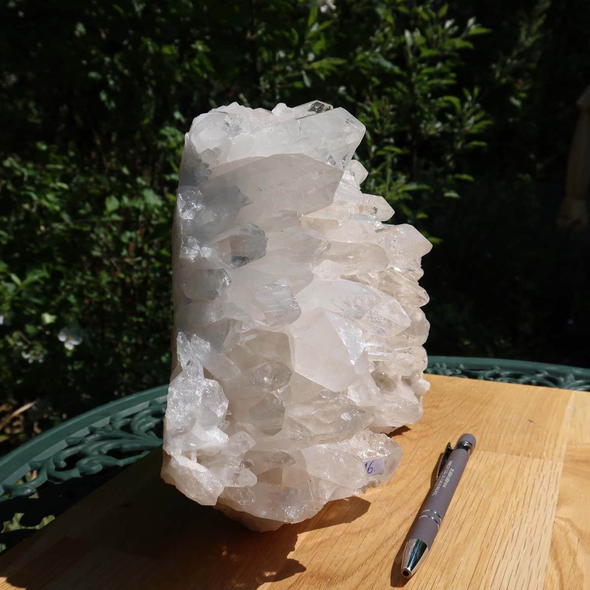 Roh Bergkristall Stufe mit klaren Spitzen, 4.8kg - Unikat aus Brasilien auf Holzunterlage, für Klarheit und Fokus.