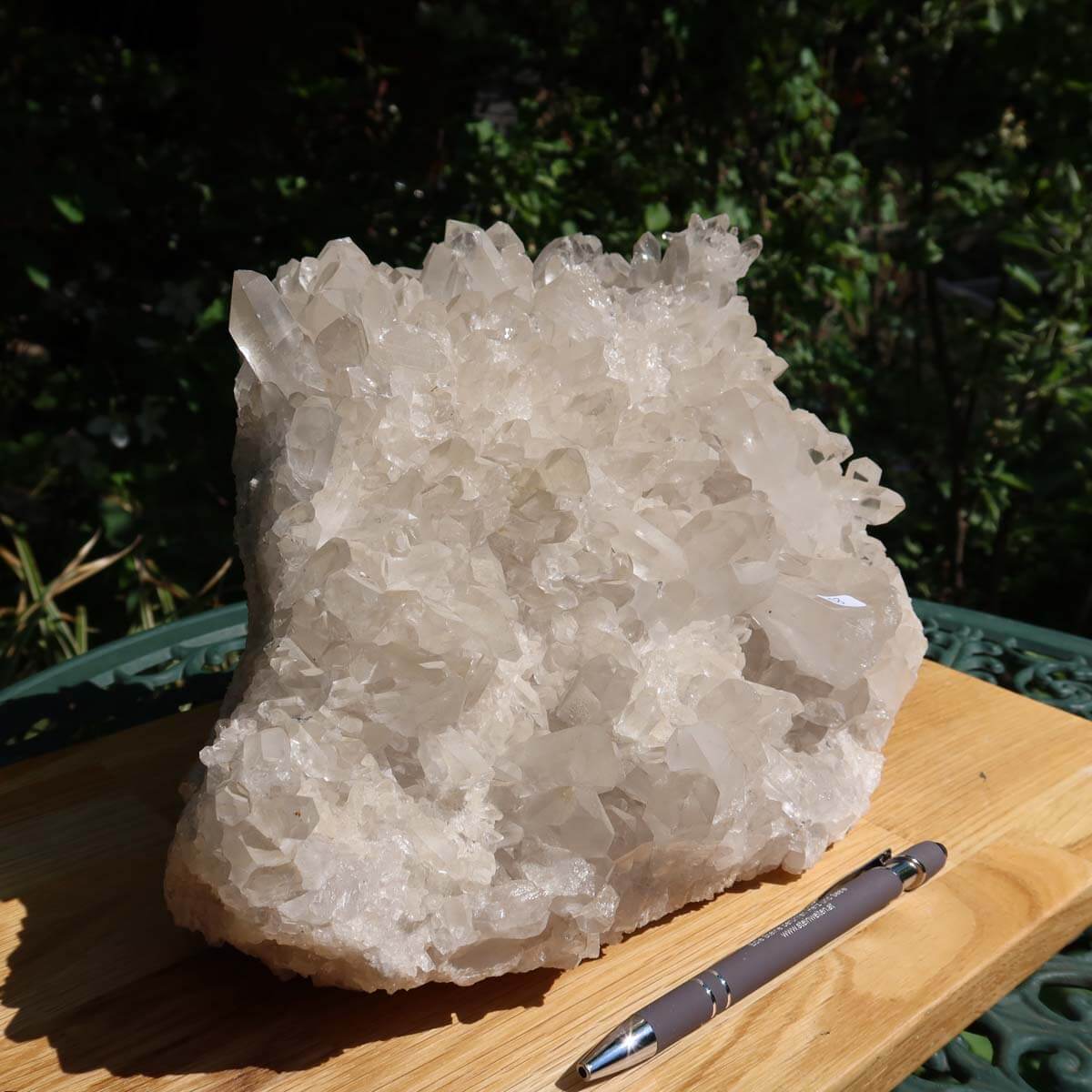 Bergkristall Stufe 1A Qualität 5,9kg auf Holz, ungeschliffenes Naturstück aus Brasilien mit klaren Spitzen und Wachstumsstrukturen.