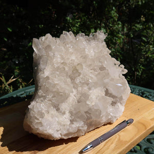 Bergkristall Stufe 1A Qualität, 5.9kg, Brasilien, Roh und klar, auf Holzplatte, Unikat Nr. 18, Natur-Lichtreflexionen