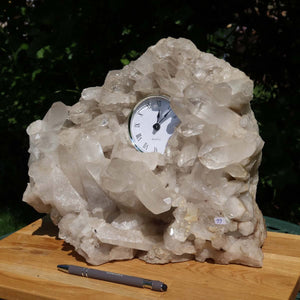 Bergkristall Stufe 1A mit Uhr und großen Spitzen, 12kg. Naturbelassenes Sammlerstück, Klarheit und Fokus. Unikat Nr. 19.