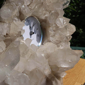 Bergkristall Stufe 1A mit Uhr und großen Spitzen, 12kg Sammlerstück aus Brasilien, klarer und roher Quarzkristall zur Dekoration.
