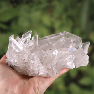 Raw Bergkristall crystal cluster, 0.8kg, held in hand. Clear points and natural growth structures from Brazil. Unique piece.