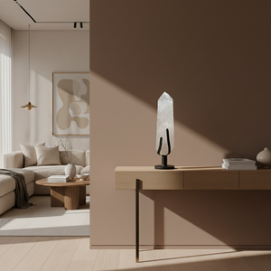 Bergkristall XXL Kristall Spitzen auf Metallständer, Nr. 2 im modernen Wohnraum als elegante Raumdekoration und Meditationsobjekt.