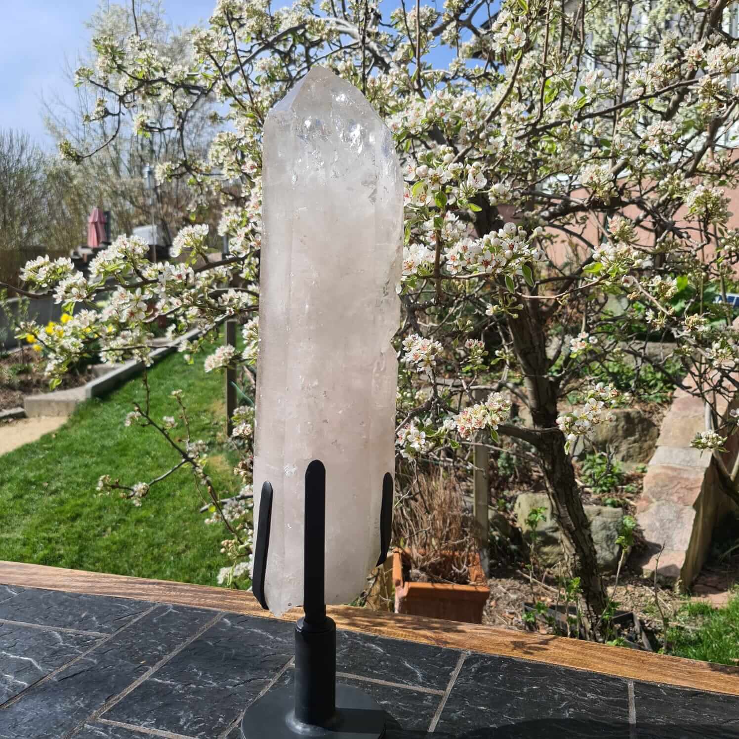 Bergkristall XXL auf Metallständer im Freien, ideal als Raumdekoration und für Meditation. Natürlicher Bergkristall von Steinwelten.