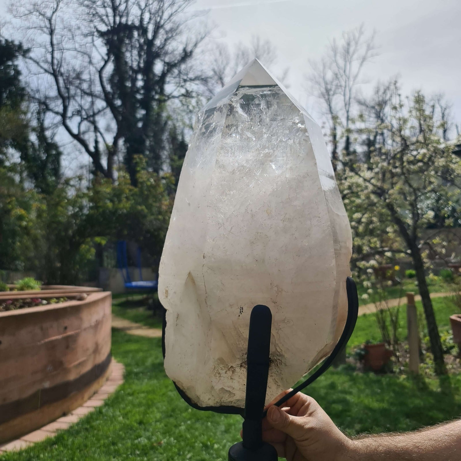 Natürlicher Bergkristall XL am Metallständer im Garten, ideal für Raumdekoration, Meditation, Yoga-Studios, und Therapieräume.